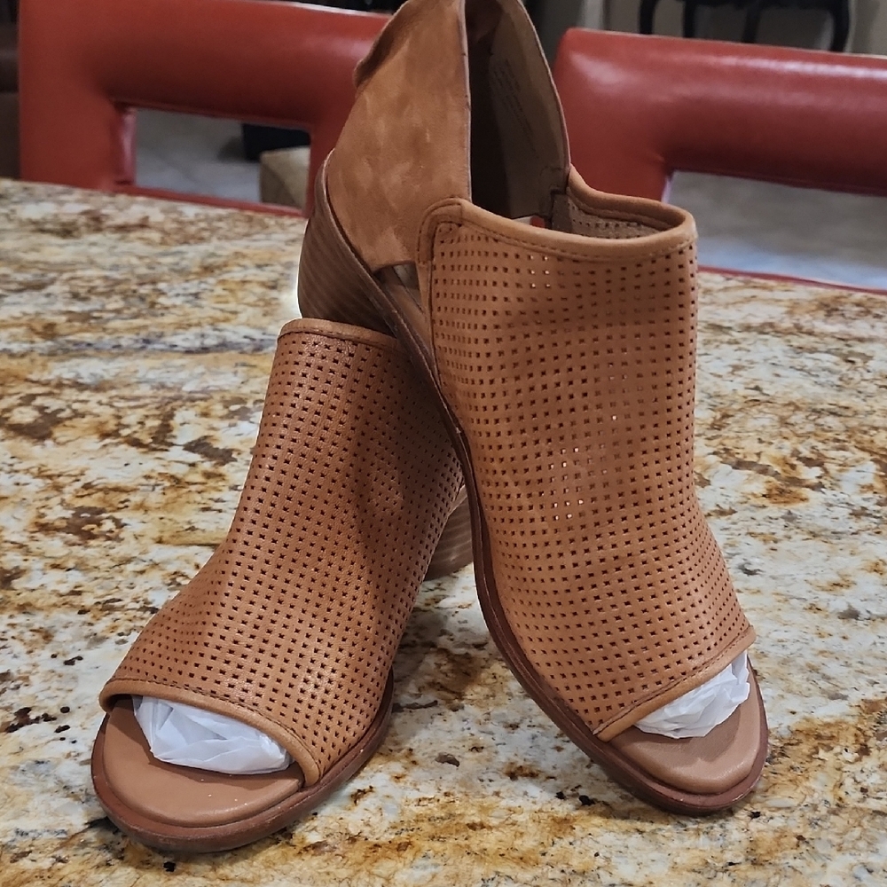 Sofft Carleigh Peep Toe Shootie In Luggage Size 10